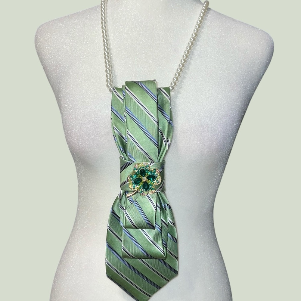 Elegant Green Striped necktie Necklace with four leaf clover Brooch